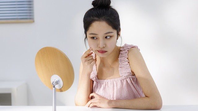 사각턱 대신 갸름한 얼굴형을 갖고 싶어 하는 사람들을 쉽게 볼 수 있다｜출처: 클립아트코리아