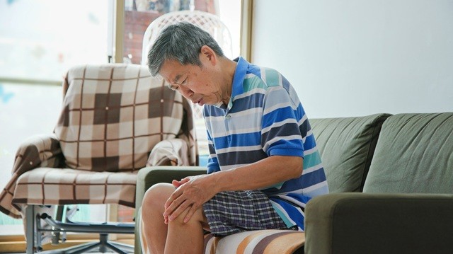 우울과 같은 심리적 요인, 고령화 등의 사회적 요인으로 인해 통증의 양상이 더욱 복잡해졌다｜출처: 클립아트코리아