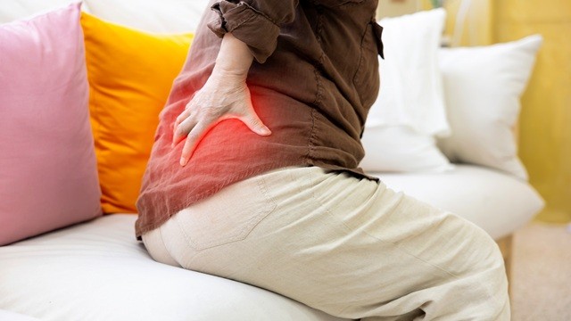 통증이 있다고 해서 무조건 수술을 시도하기보다는 보존적 치료를 우선하는 것이 좋다｜출처: 클립아트코리아