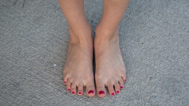 짧은 발 스트레칭은 맨발로 진행한다｜출처: 클립아트코리아