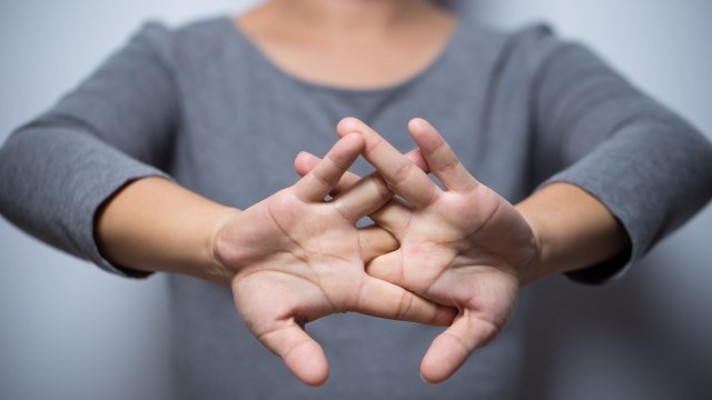 관절을 움직일 때 소리와 통증이 동반된다면 질환을 의심해야 한다｜출처: 게티이미지뱅크