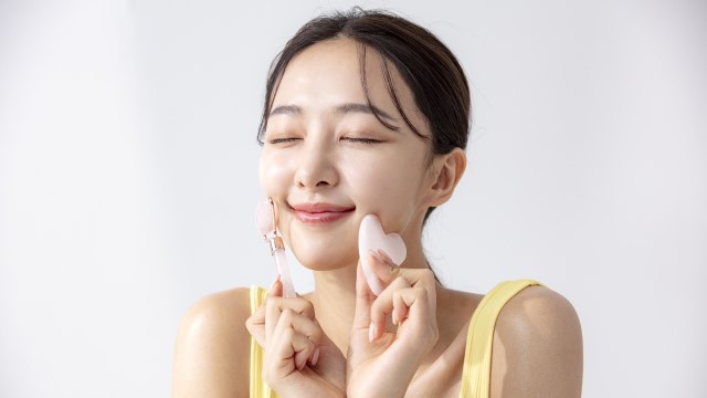 괄사를 올바른 방법으로 사용해야 피부 미용에 효과를 볼 수 있다ㅣ출처: 클립아트코리아