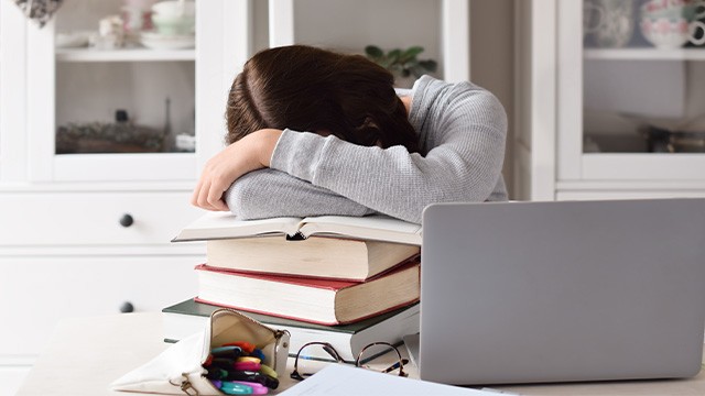 ﻿공부하다 졸릴 때는 커피에 의존하기보다는 피로를 근본적으로 해소할 수 있는 대책이 필요하다｜출처: 게티이미지뱅크