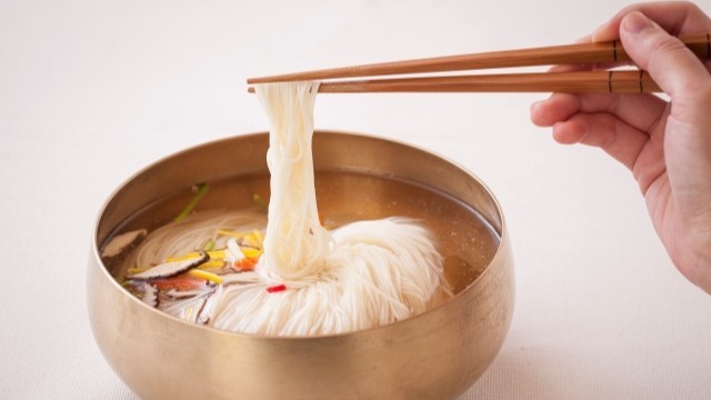 경추 척수증이 발생하면 젓가락질도 힘들어질 수 있다|출처: 클립아트코리아