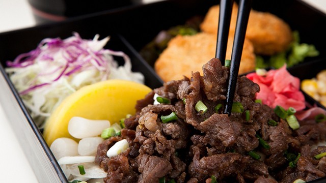 젓가락 등 도구를 사용하는 음식을 선택하면 식사 속도를 늦출 수 있다┃출처: 게티이미지코리아