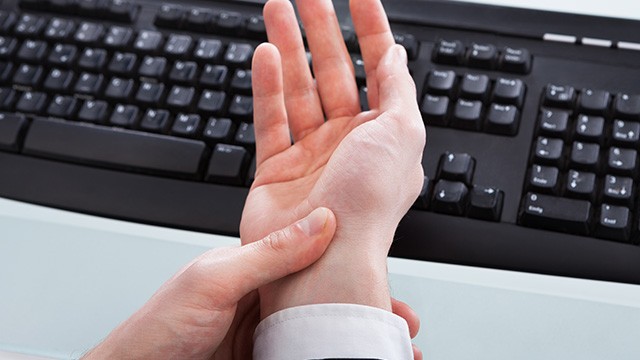 손 저림이 지속되면 방치하지 말고 병원을 찾아 조기에 치료받는 것이 중요하다|출처: 클립아트코리아