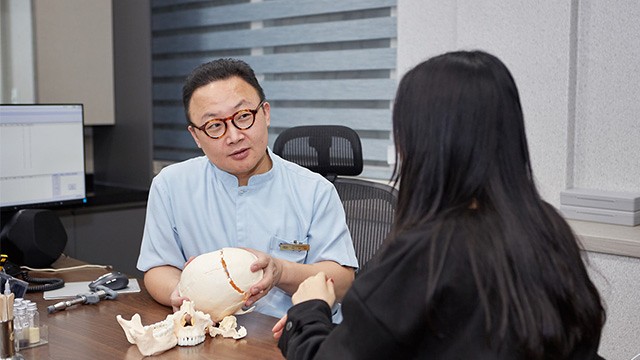 박성만 원장 | 출처: AK신경외과의원