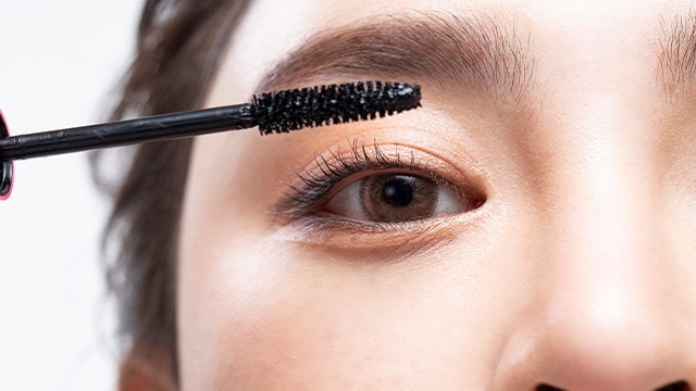 잘못된 눈 화장은 각종 눈 질환을 야기할 수 있어 주의해야 한다|출처: 클립아트코리아