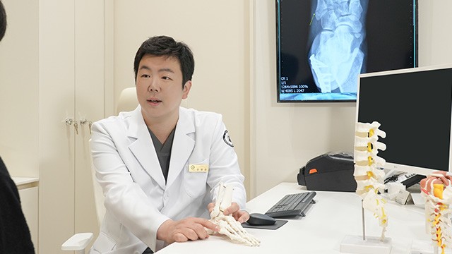 윤영훈 원장 | 출처: 반듯한정형외과 교대역점