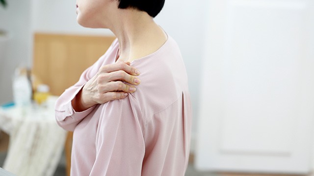 ﻿어깨 통증이 나타날 때는 원인을 파악하고, 적절한 치료를 받는 것이 중요하다｜출처: 게티이미지뱅크