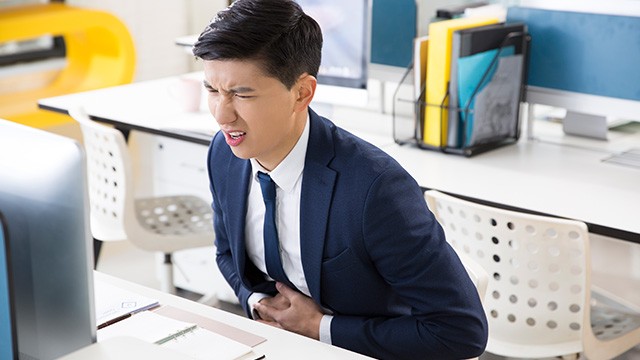 과음 후 심한 복통이 나타나면 급성 췌장염의 신호일 수 있다|출처: 클립아트코리아