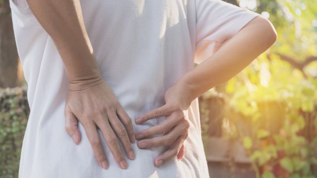 척추협착증은 불안정한 척추로 인해 황색인대가 두꺼워지며 신경을 누르는 병이다 | 출처: 클립아트코리아