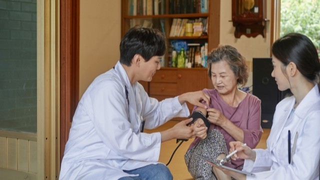 의료 사각지대에 있는 환자에게 방문 진료는 큰 도움이 된다|출처: 게티이미지뱅크