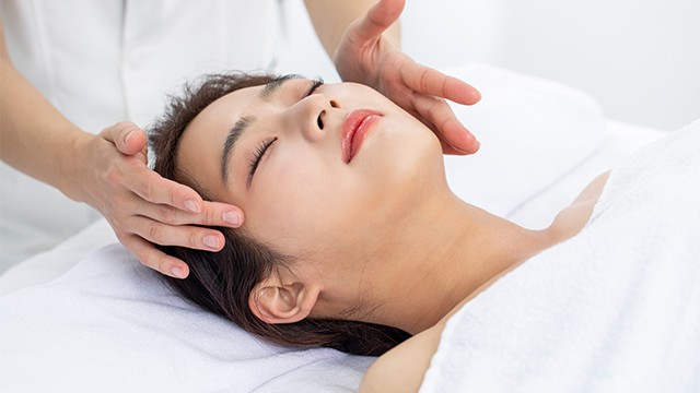 평소 안면 마사지나 안면 근육 운동을 해주면 구안와사 예방에 도움이 된다｜출처: 클립아트코리아