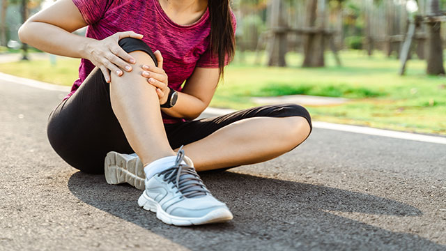 러닝 중 무릎 통증은 연골 손상 증상일 수 있다｜출처: 게티이미지뱅크