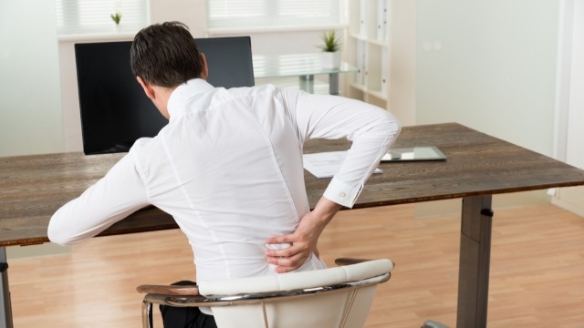 장시간 앉아있는 자세는 허리 디스크를 유발할 수 있다|출처: 클립아트코리아