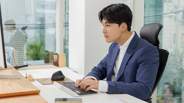 현대인의 평소 생활 습관과 자세는 거북목 증후군의 원인이 될 수 있다|출처: 클립아트코리아