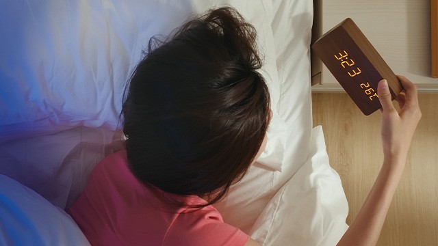 ﻿알람이 울리기 전, 잠에서 깨어나는 이유는 크게 2가지다｜출처: 클립아트코리아