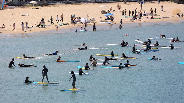 ﻿파도타기 척수병증은 흔하지 않지만, 하지 마비의 원인이 될 수 있어 주의가 필요하다｜출처: 클립아트코리아