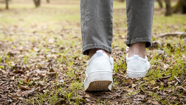 척수 압박이 발생하면 걷는 모습이 어색해지고 보행 장애가 나타날 수 있다｜출처: 클립아트코리아