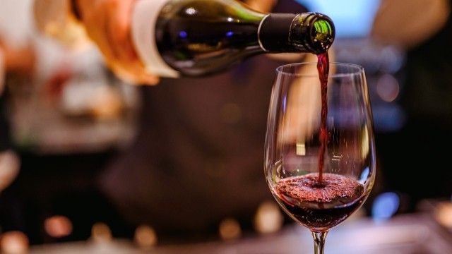 잠들기 전 와인 한 잔이 심장 건강에 나쁜 영향을 미칠 수 있다|출처: 클립아트코리아