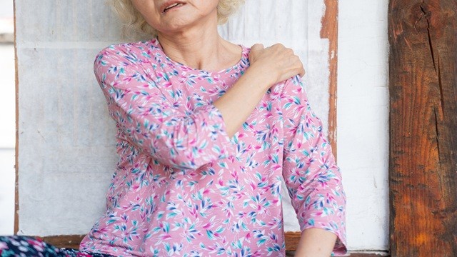 체계적인 진단과 비수술 치료를 통해 단계별로 적절한 치료를 시행하면 통증을 줄이고 어깨 기능을 회복할 수 있습니다 | 출처: 게티이미지뱅크