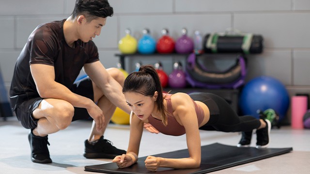 척추 균형을 바로 잡는 Type 1 근육을 강화하기 위해서는 짧게, 여러번 플랭크를 하는 게 좋다 |출처: 게티이미지뱅크