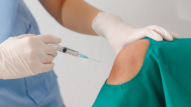 중기 이상 진행된 경우에는 관절강 내 주사 치료가 효과적일 수 있다|출처: 클립아트코리아