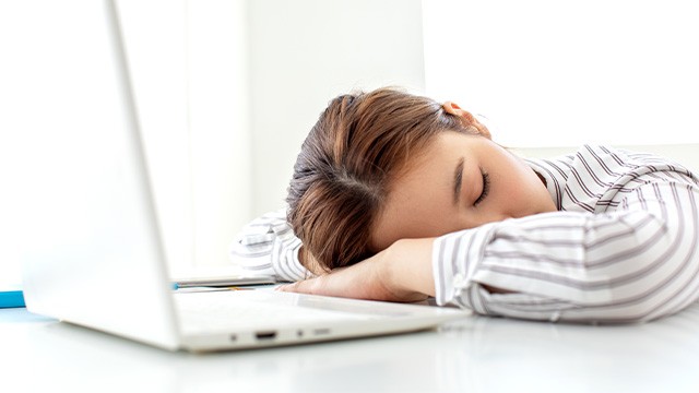 ﻿몸이 피곤하고, 잠을 자도 개운하지 않은 증상은 교통사고 후유증의 대표적인 양상이다｜출처: 클립아트코리아