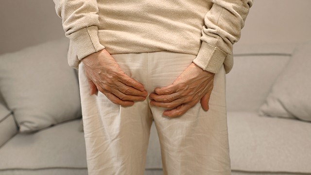 변실금은 본인의 의지와 관계없이 대변이나 가스가 새는 질환이다|출처: 클립아트코리아