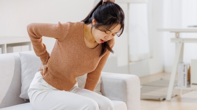 척추관 협착증의 젊은 층 발병률이 늘어나고 있다. '풍선 확장술'이 비수술 치료법으로 주목받는다｜출처: 클립아트코리아