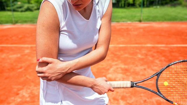 테니스엘보는 팔꿈치 바깥쪽에서 통증이 시작돼 손목을 젖힐 때 심해진다┃출처: 게티이미지뱅크