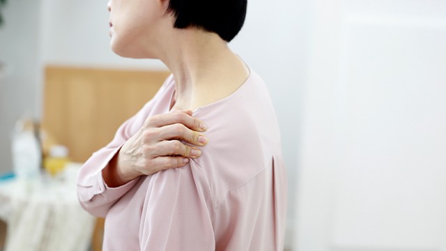어깨 통증이 오래 지속된다면 특정 질환의 신호일 수 있다|출처: 클립아트코리아