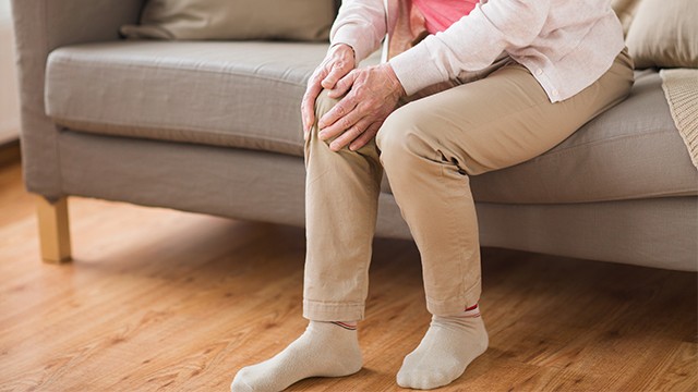 퇴행성 관절염 초기 단계에는 수술 없이도 증상을 조절하고 진행을 늦출 수 있다|출처: 클립아트코리아