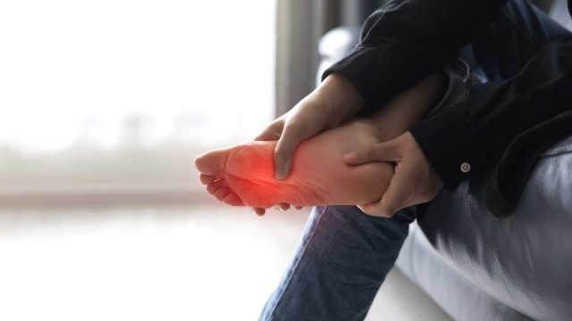 발바닥 사마귀는 작지만, 일상에 큰 불편과 고통을 초래한다|출처: 클립아트코리아