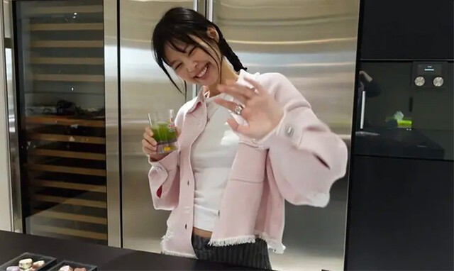 최근 블랙핑크의 멤버 제니가 커피 대신 말차를 마신다고 밝혀 화제를 모았다 | 출처: 제니 유튜브