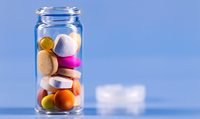 일부 비타민이나 보조제를 과다 복용하면 심장 두근거림, 피부 발진과 같은 증상이 나타날 수 있다｜출처: 클립아트코리아