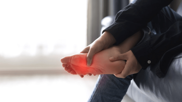 족저근막염, 방치하면 무릎이나 허리 통증까지 생길 수 있다|출처: 클립아트코리아