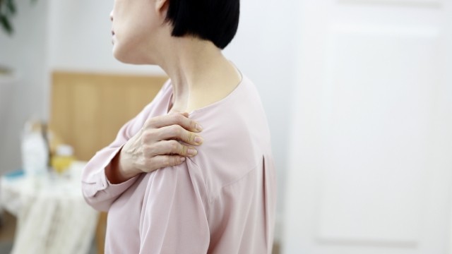 다 나았다고 생각했던 오십견, 반대쪽에 다시 생기는 경우가 흔하다｜출처: 클립아트코리아