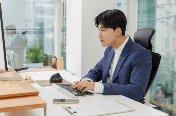 컴퓨터·스마트폰이 부른 '거북목'… 방치하면 신경 증상까지｜출처: 클립아트코리아