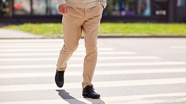 흉추협착증은 흉추에서 척수가 눌려 다리에 힘이 빠지고 저린 증상이 나타나는 질환이다｜출처: 클립아트코리아