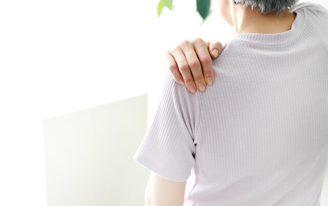 밤마다 어깨 아파 깬다면…오십견 아닌 ‘회전근개파열’도 의심｜출처: 클립아트코리아