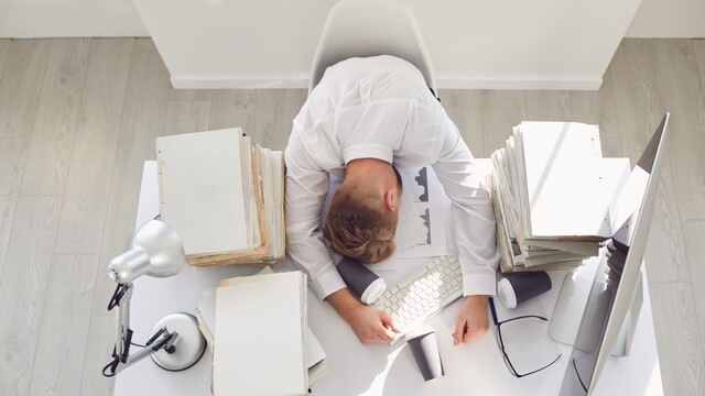 지친 몸과 마음에서 비롯된 '번아웃', 수액 치료로 회복할 수 있다｜출처: 클립아트코리아