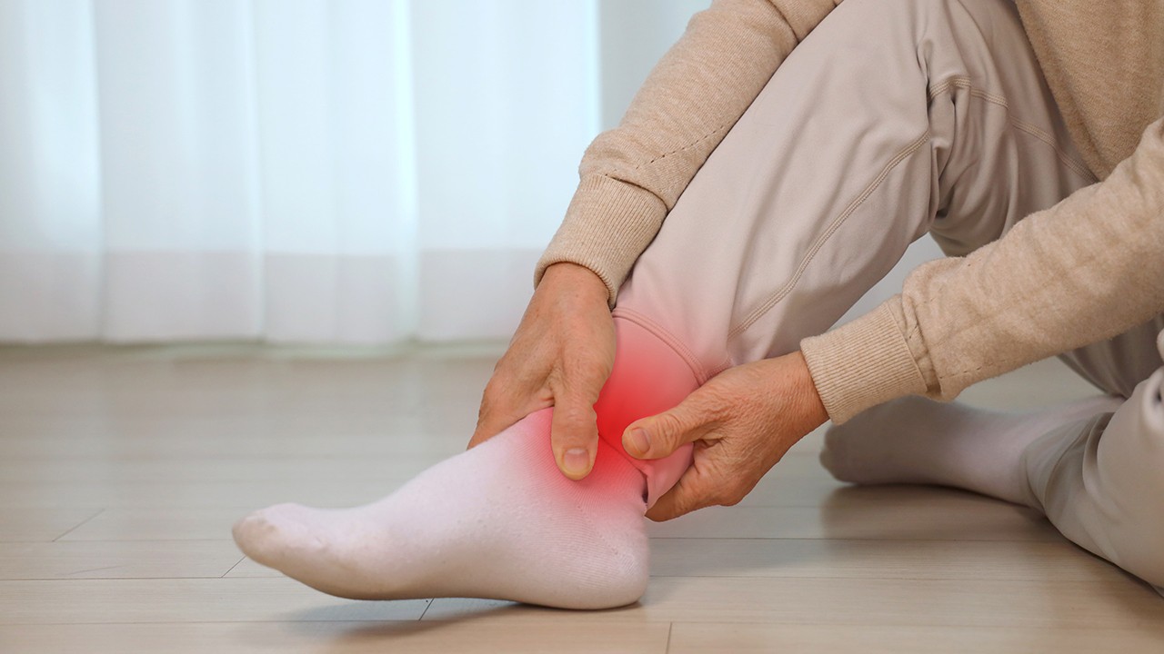 발목을 삔 후 통증이 오래간다면 인대 손상이 동반된 발목염좌일 수 있다┃출처: 클립아트코리아