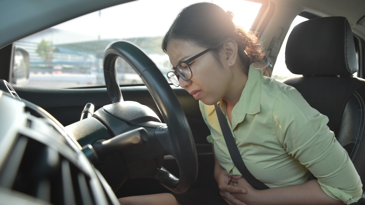 꽉 막힌 귀성길 고속도로, 과민성대장 증후군 증상으로 복통이 시작되면 당황할 수밖에 없다|출처: 게티이미지뱅크