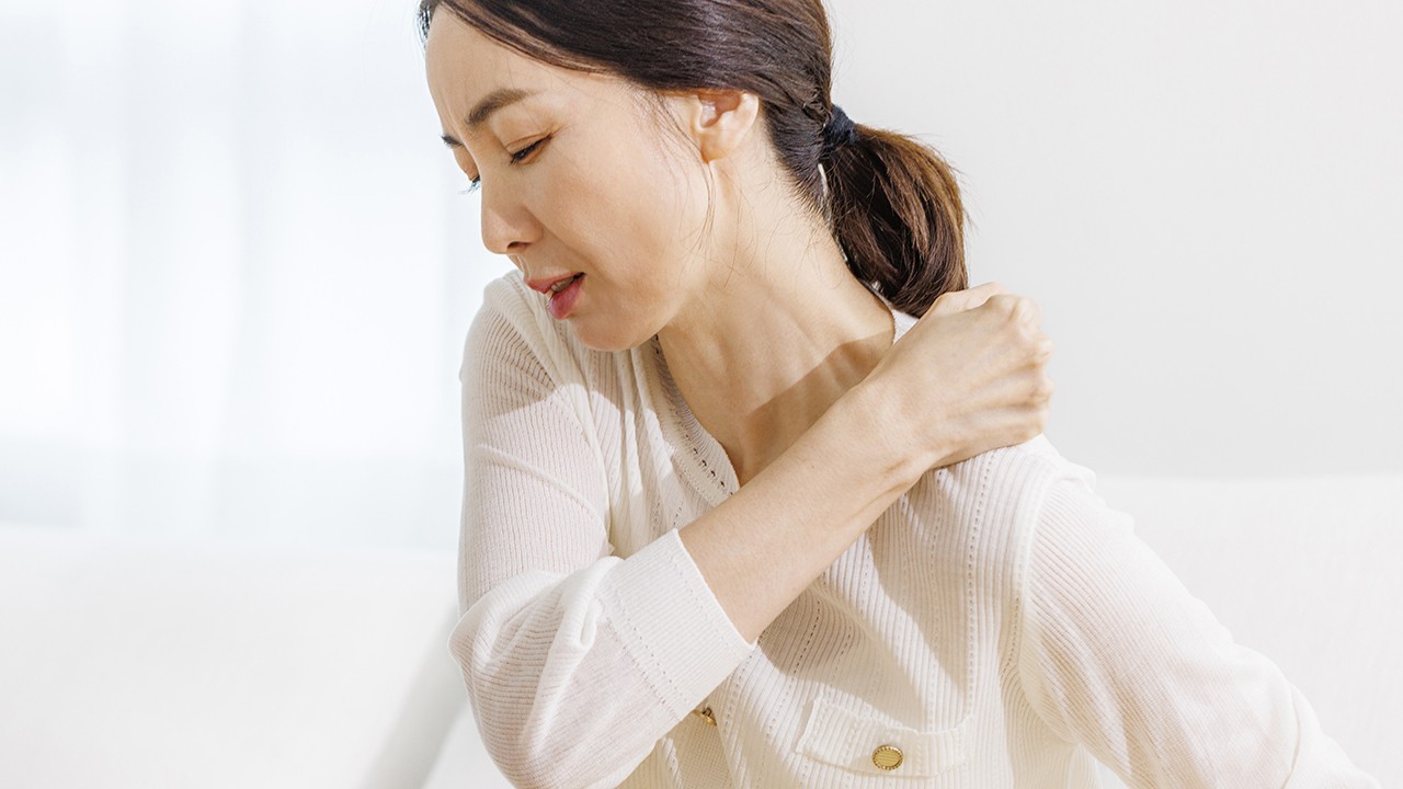 어깨 통증이 3주 이상 지속되면 병원에서 검진을 받아보는 것이 좋다┃출처: 클립아트코리아