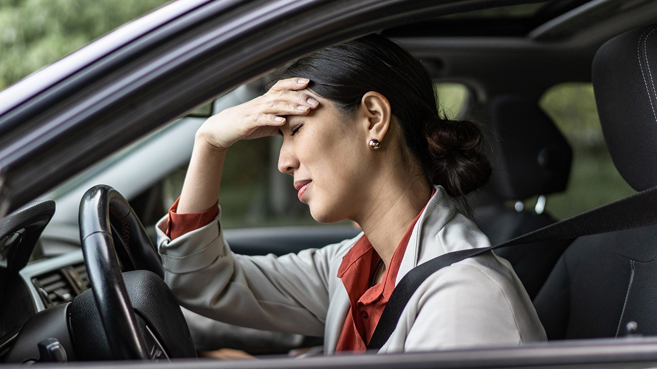 장거리 운전∙이동 중에는 평소보다 두통∙근육통∙소화불량이 쉽게 생길 수 있다┃출처: 게티이미지뱅크