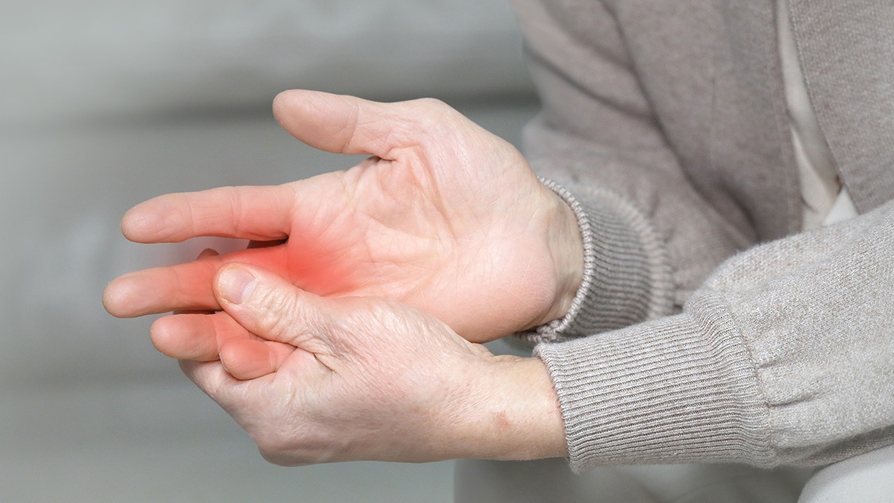 아침에 손가락이 뻣뻣하고 붓는다?” 류마티스 관절염 신호일 수도 < 질환·치료 < 기사본문 - 하이닥
