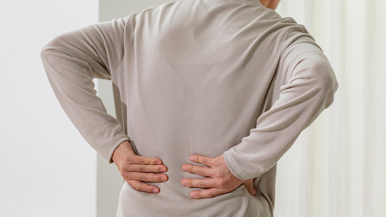 허리 통증은 다양한 척추 질환의 신호일 수 있다｜출처: 클립아트코리아