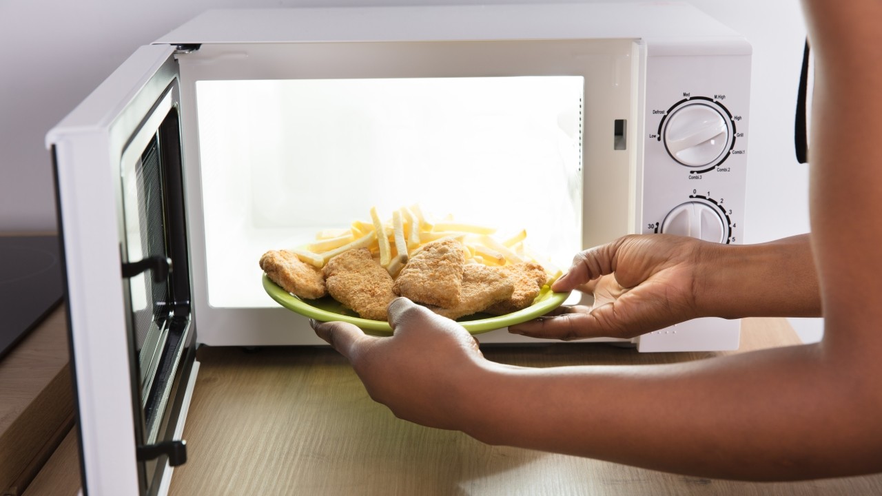 재가열 시 식중독이나 발암물질을 유발할 수 있어 주의해야 하는 식품이 있다｜출처: 클립아트코리아